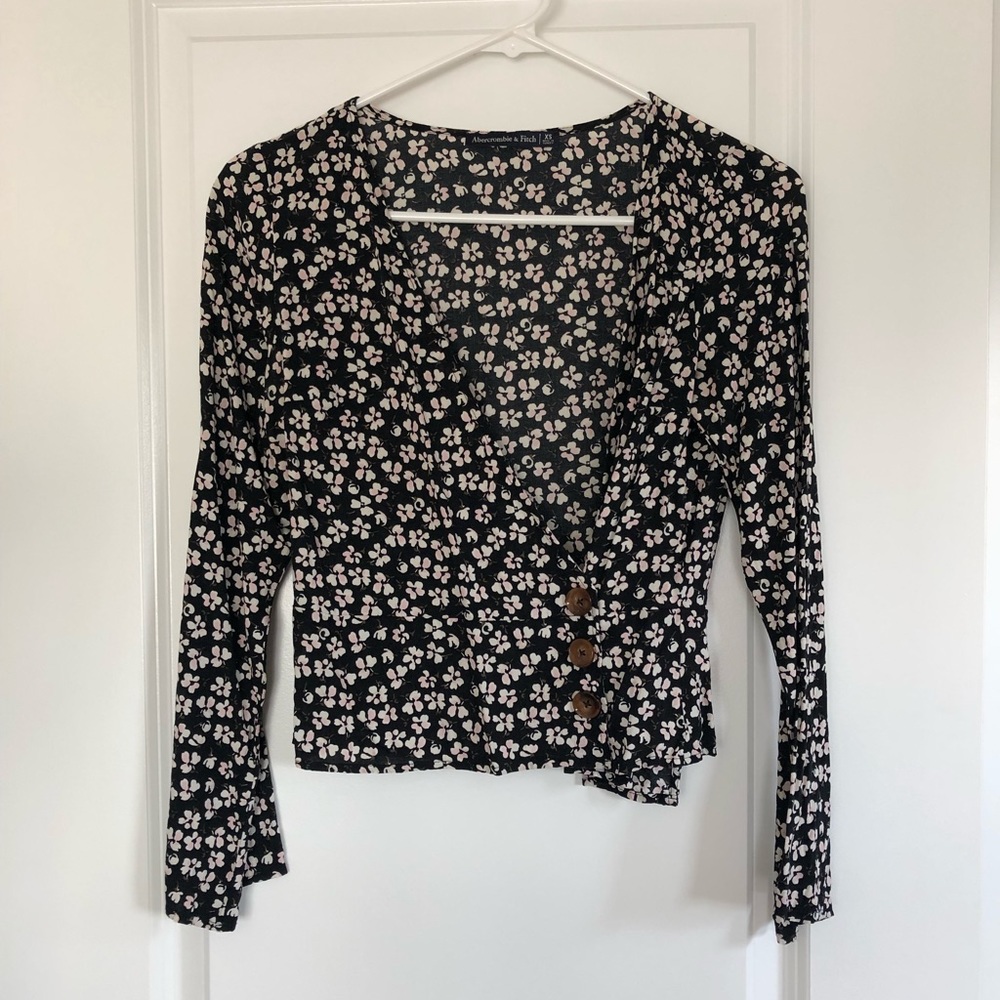 Abercrombie & Fitch | Floral Print Wrap Top w/Button Closure